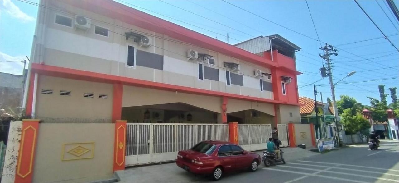 Hotel Reddoorz Syariah Near Transmart 2*